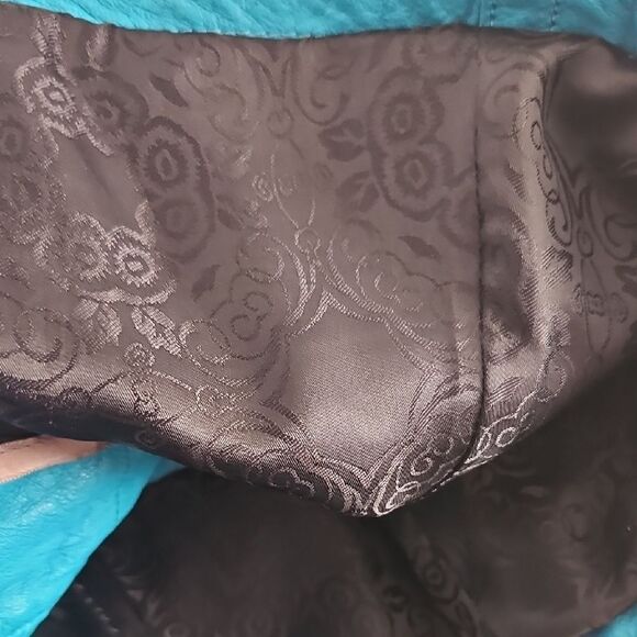 Danier Teal Leather Jacket with Collared Neckline and Fitted Silhouette - Picture 11 of 16